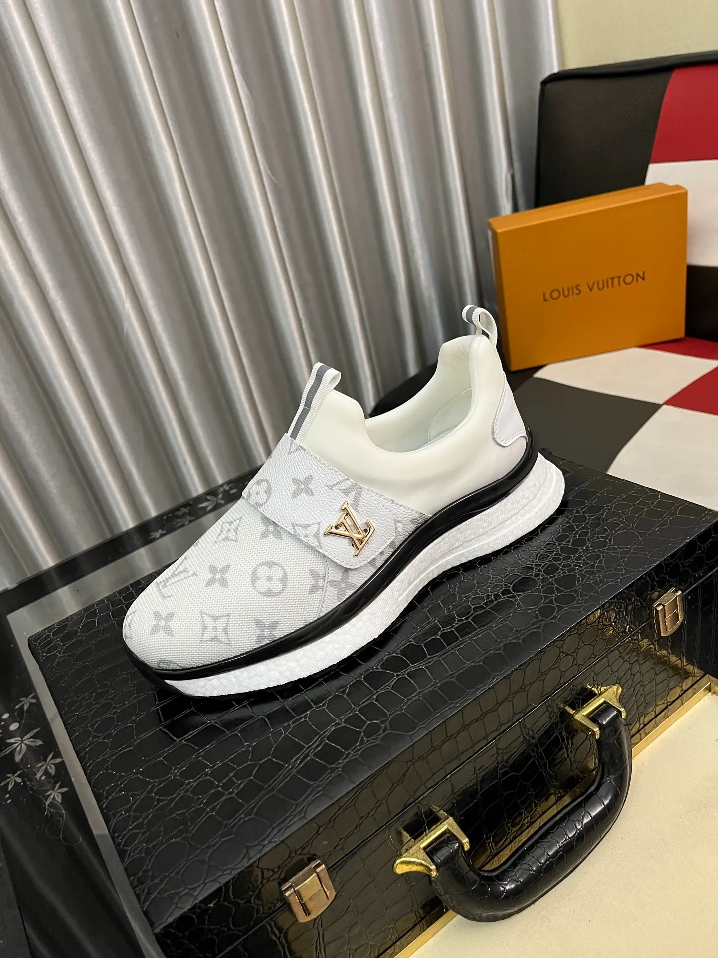 Men's shoes💰458⌚️⌚️"LOUI* VUITTO*" latest popular men's casual shoes ✔️This model is made of original breathable fly woven fabric, super shiny in real life⚡️ Fashionable and versatile, the toe last shape is firm and full, the soles are made from LV original mold and can be put in and out at will. It is light and comfortable for the foot~Purely handmade, details determine the quality! Size:38-442️⃣Colors available
